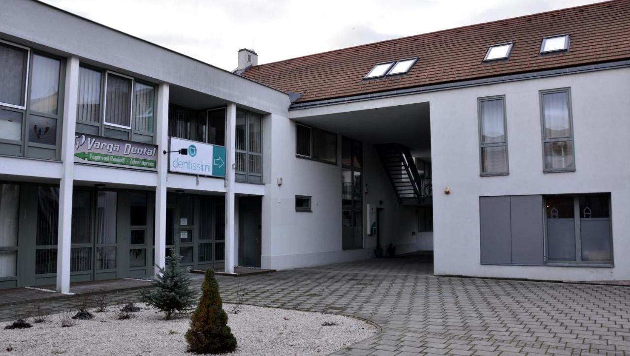 Dentissimi Vendegszobak Mosonmagyaróvár 外观 照片